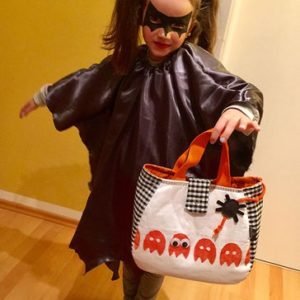 GRATIS Schnittmuster für Fledermaus Poncho zur Halloween-Nachtwanderung kostenlos downloaden bei Makerist