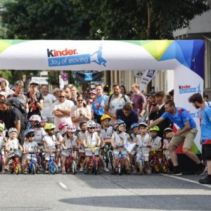 Kinderschokolade, Radsporttrikots und Fahrradführerschein gratis bei „kinder Joy of Moving mini tour“ vom 23.-27. August 2023 in St. Wendel, Merzig, Winterberg, Essen &amp; Bremen