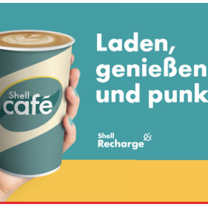 Gratis Heißgetränk im Shell Café beim Ladevorgang, der mit der Shell Recharge App an einer Shell Recharge Ultraschnell-Ladesäule durchgeführt wird