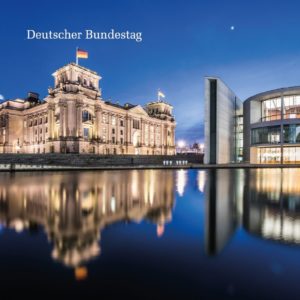 Gratis Postkarten - z. B. Reichstagsgebäude und Paul-Löbe-Haus bei Nacht bestellen