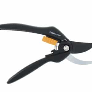 Fiskars Bypass-Gartenschere für frische Äste und Zweige, Stahl -Klingen  20cm für 10,79€ (statt 16,43€)