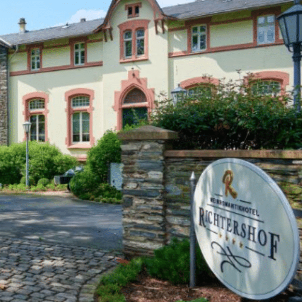 Thumbnail 🍷 Kurztrip an die Mosel im Weinromantikhotel Richtershof: Halbpension, Spa-Nutzung + Weinprobe für 2 Personen ab 199€ pro Übernachtung (statt 294€)