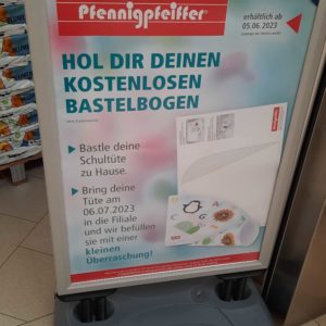 Geschenk für Schulanfänger in selbst gebastelte Schultüte von Pfennigpfeiffer