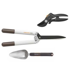 Fiskars Gartenset | HS53 Heckenschere, P55 Gartenschere &amp; Xact™ Blumenkelle für 35,90€