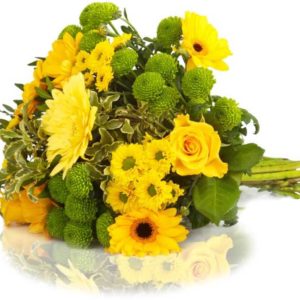 Valentinsstrauß mit Chrysanthemen, Gerbera und Rosen in Gelb und Herzerwärmend für nur 23,98€ statt  30,98€ bei Blume Ideal